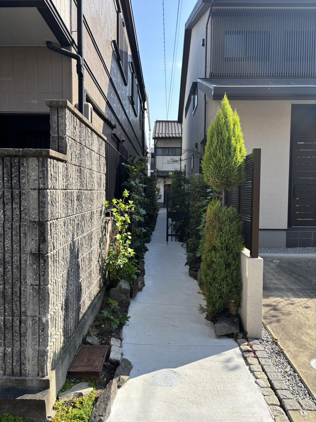 京都市左京区聖護院中町の賃貸物件/この白い通路を抜けた先にあるのが、今回の物件