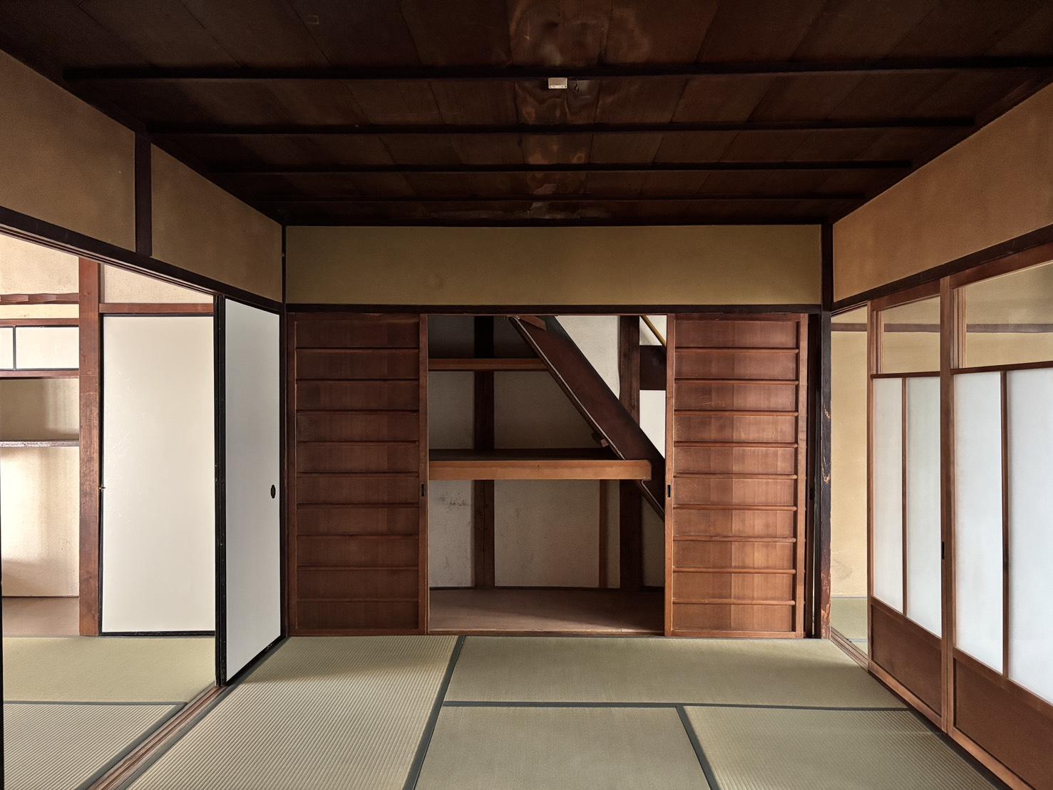 京都市左京区聖護院中町の賃貸物件/1F│あると助かる、このサイズ感の階段下の収納