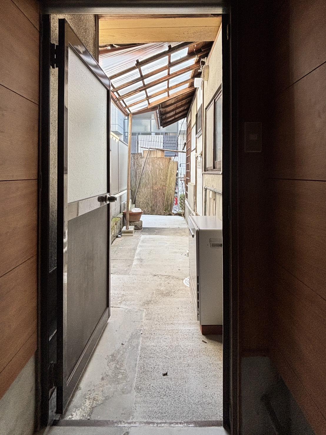 京都市左京区聖護院中町の賃貸物件/1F│台所横の勝手口、雨の日でもワンちゃんと遊べて、ネコちゃんも外を眺められる