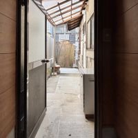 京都市左京区聖護院中町の賃貸物件/1F│台所横の勝手口、雨の日でもワンちゃんと遊べて、ネコちゃんも外を眺められる