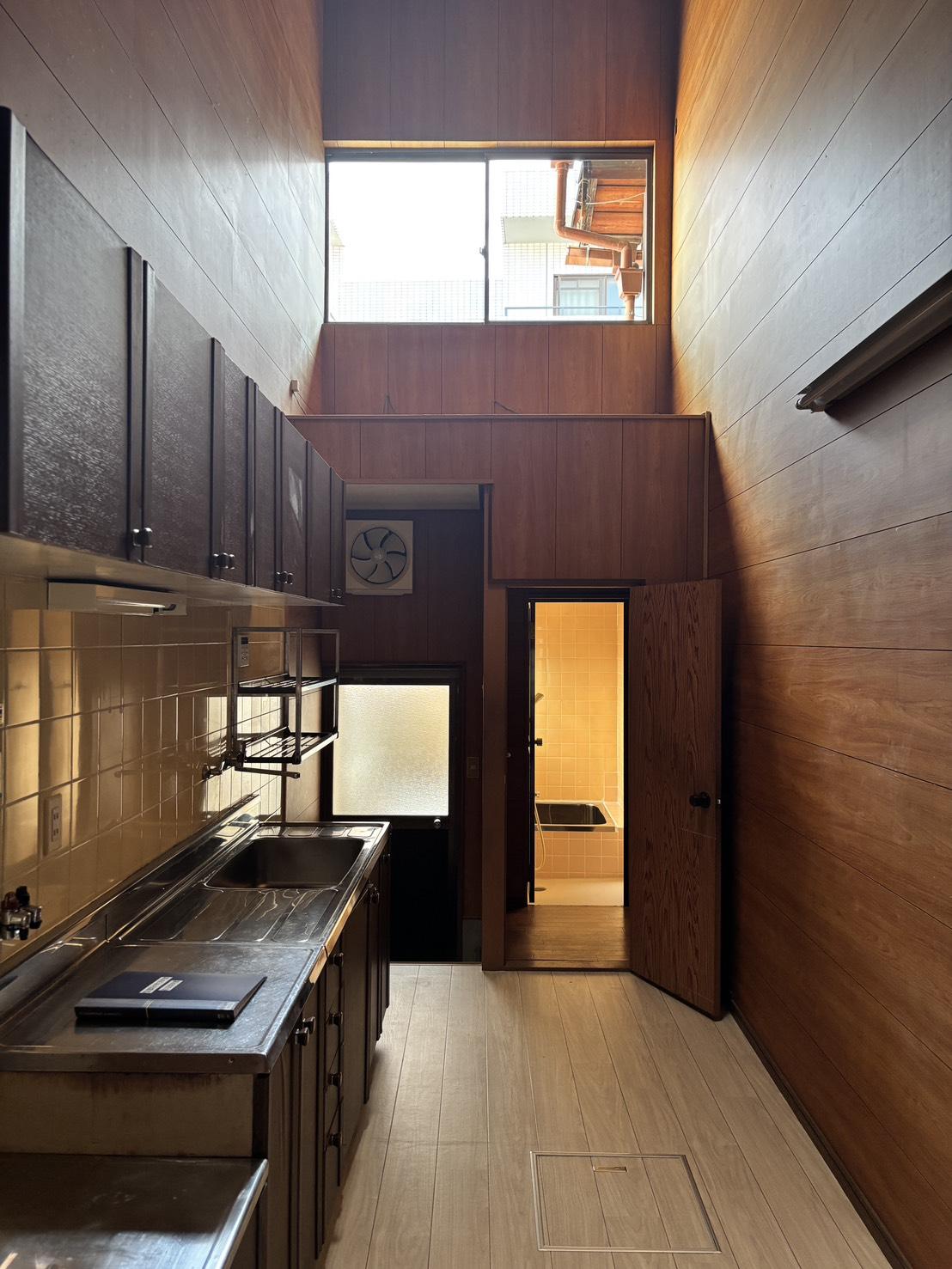 京都市左京区聖護院中町の賃貸物件/台所│火袋だった吹き抜け、冬場は寒いでしょうが窓もあり光が十分に届きます