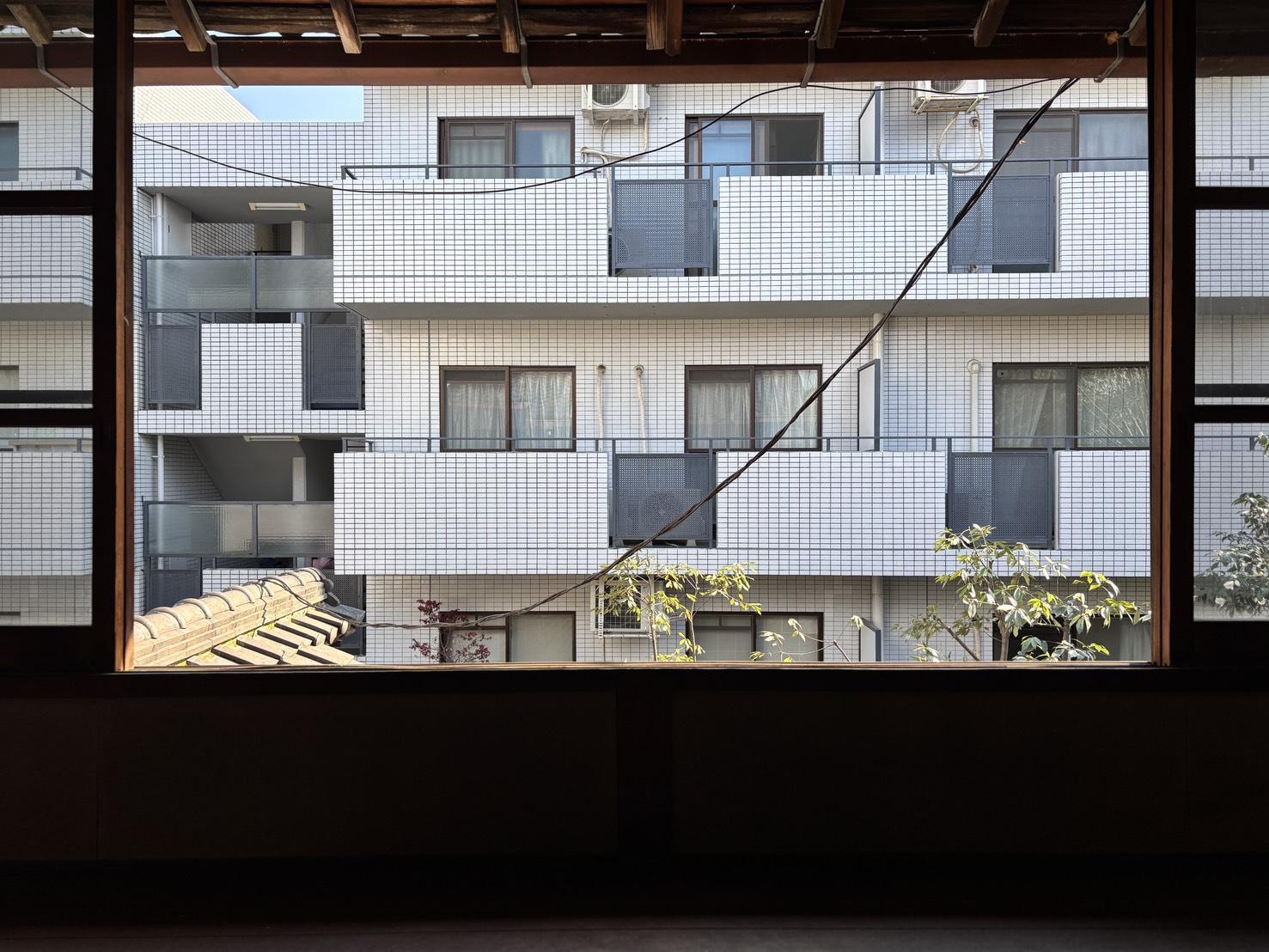 京都市左京区聖護院中町の賃貸物件/2F│正面はマンションですが、光はしっかり入ります