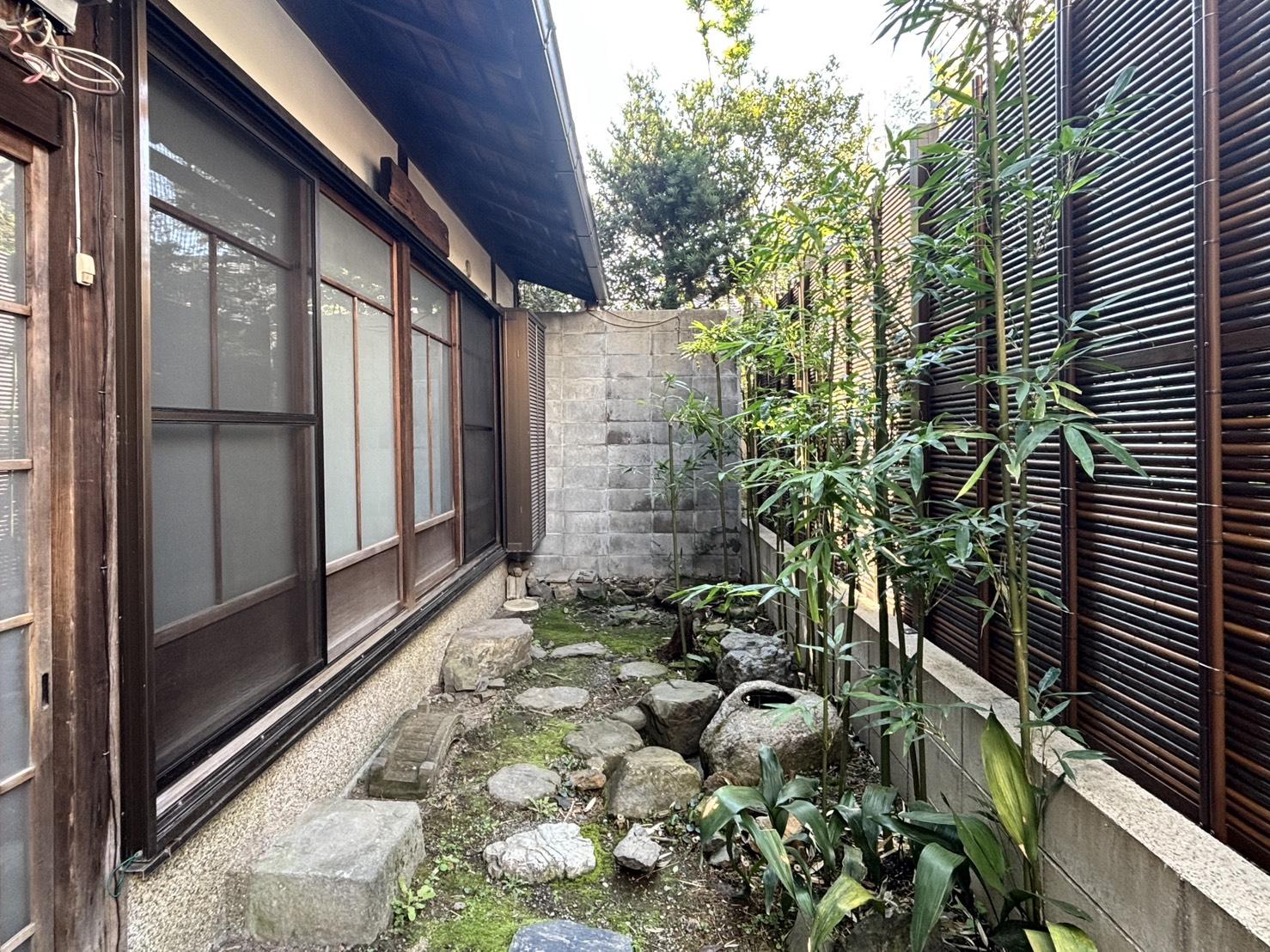 京都市左京区聖護院中町の賃貸物件/庭｜玄関横にある、風情のある庭