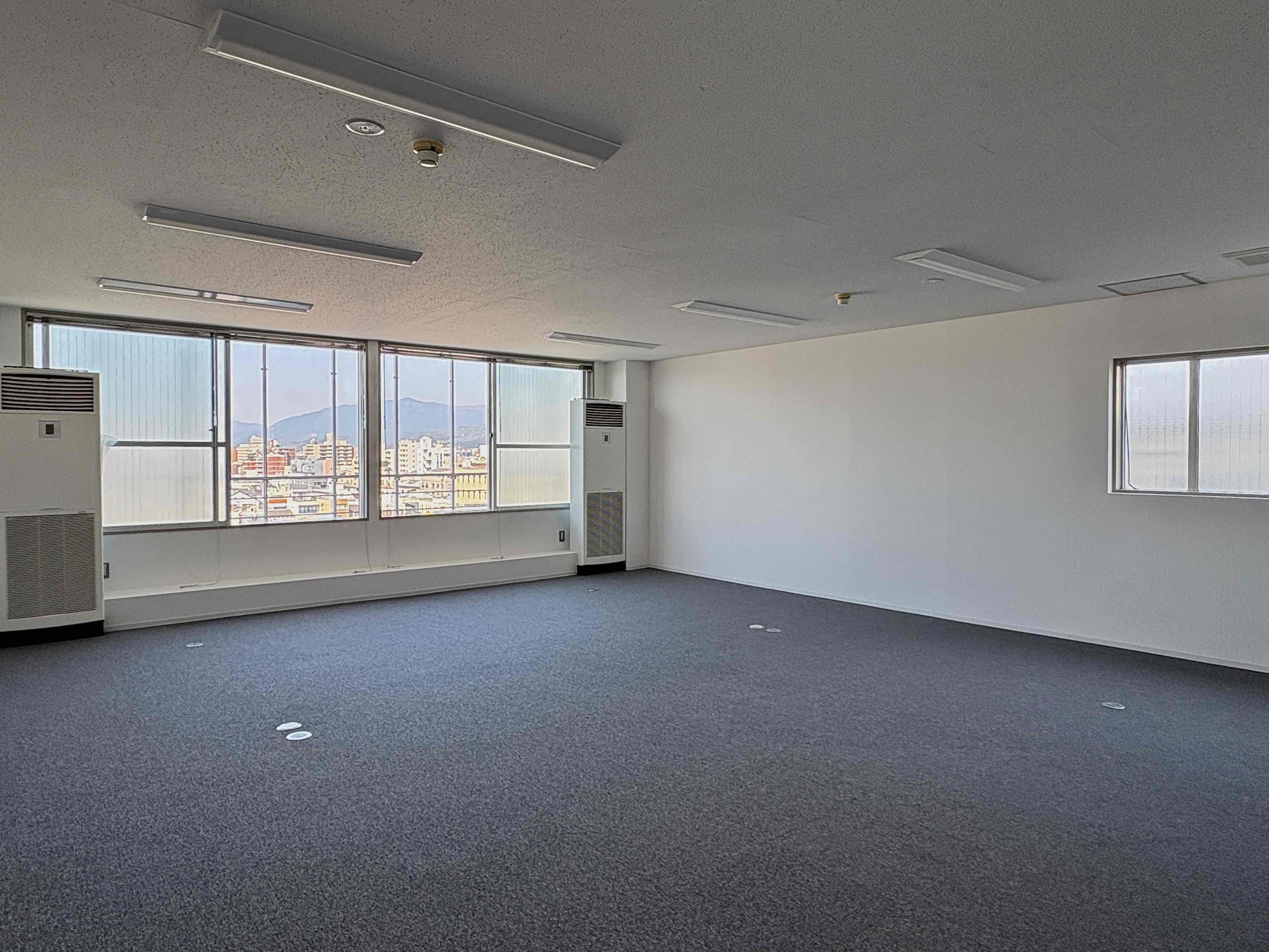 京都市中京区烏丸通竹屋町下る少将井町229-2の賃貸物件/7階｜北と南はフィックス窓で開閉が出来ません。ただ正面の窓が大きい分十分に風が入ってきました