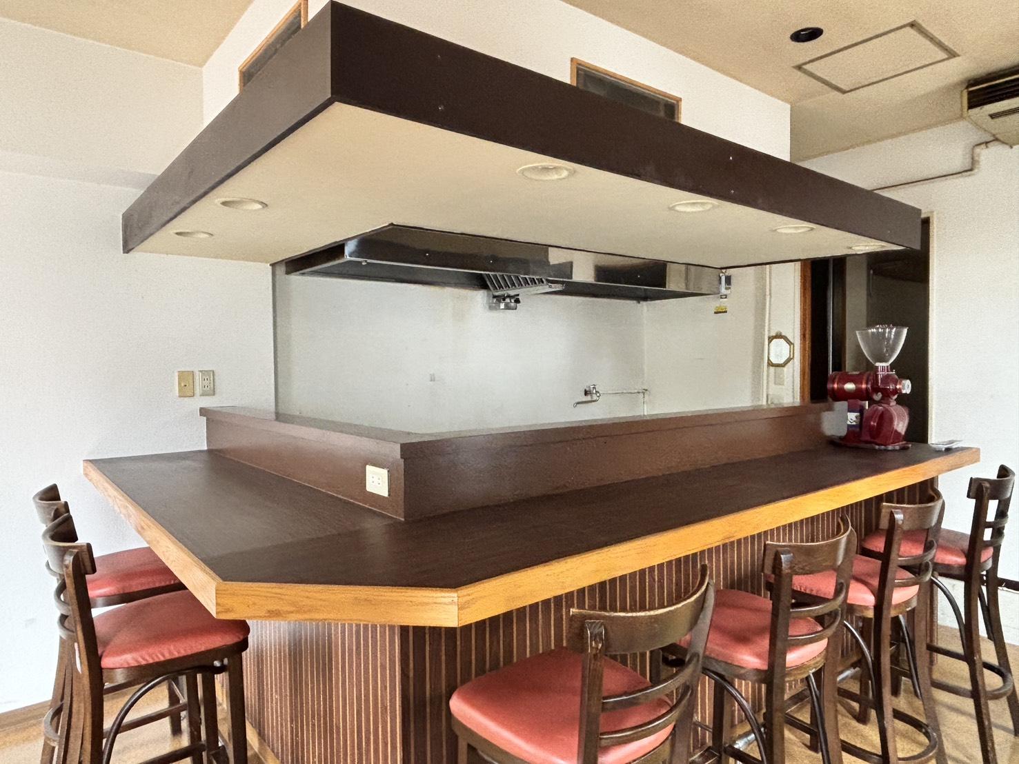 京都市左京区高野清水町132-11の賃貸物件/カウンターはそのまま使えそうな状態。まずはここから始めるのもありかもしれません。