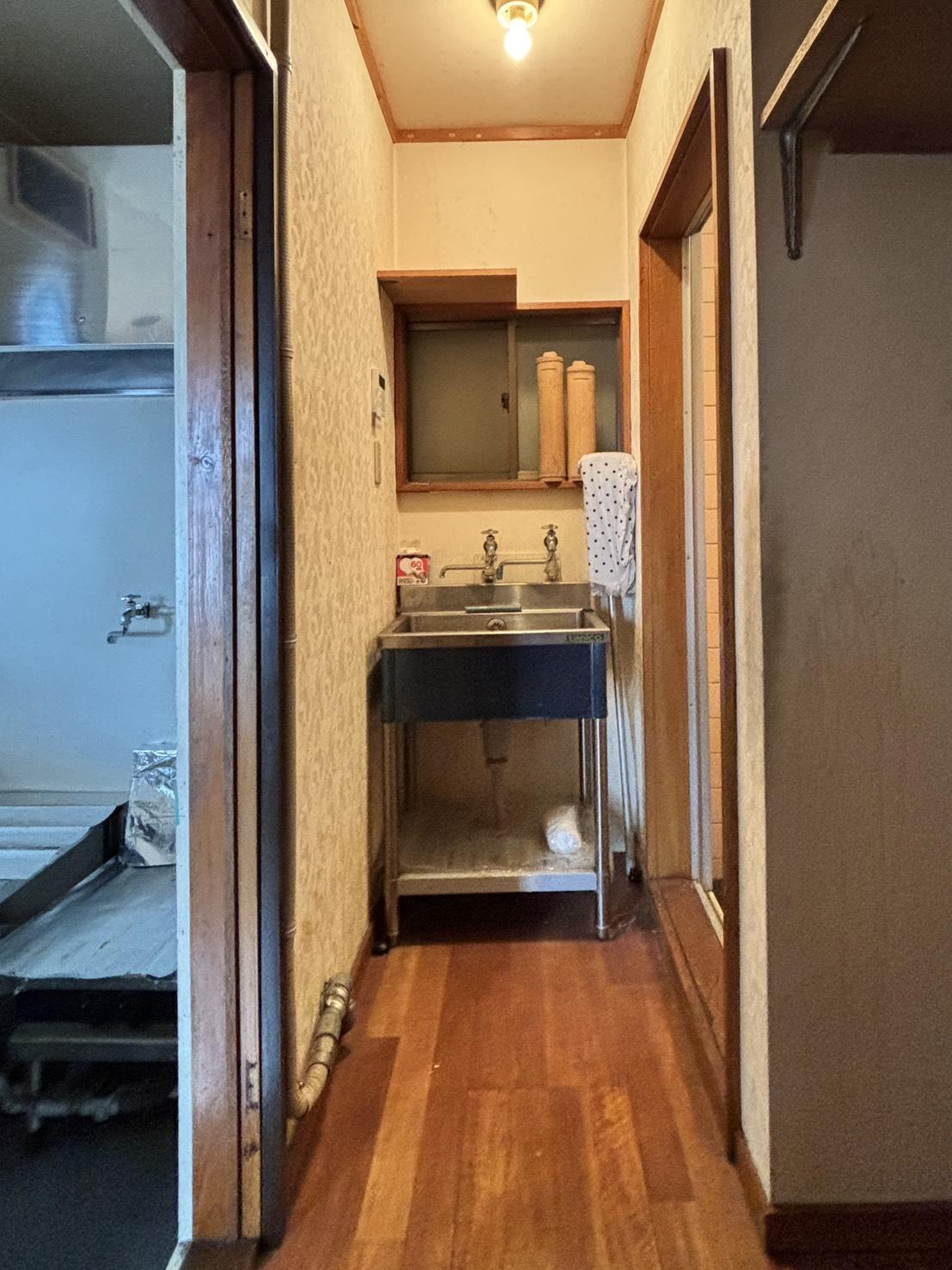 京都市左京区高野清水町132-11の賃貸物件/バックヤードの洗面台、これはこのまま使えそう。