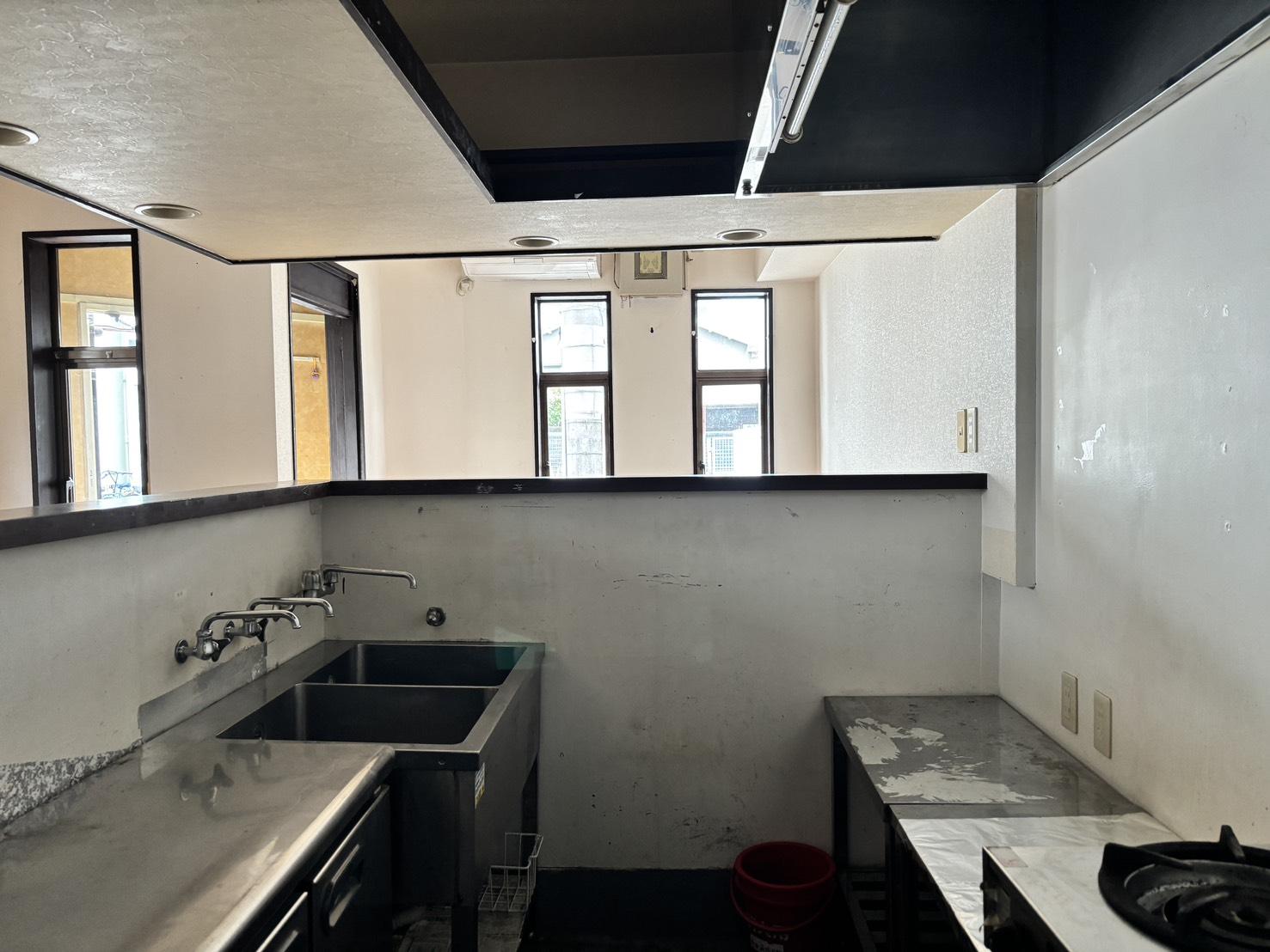 京都市左京区高野清水町132-11の賃貸物件/厨房設備も一通り残っています。使い方に合わせて整えていくイメージ。