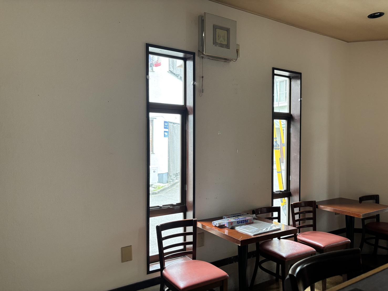 京都市左京区高野清水町132-11の賃貸物件/窓際にテーブル席。通りの気配を感じながら過ごせる場所。