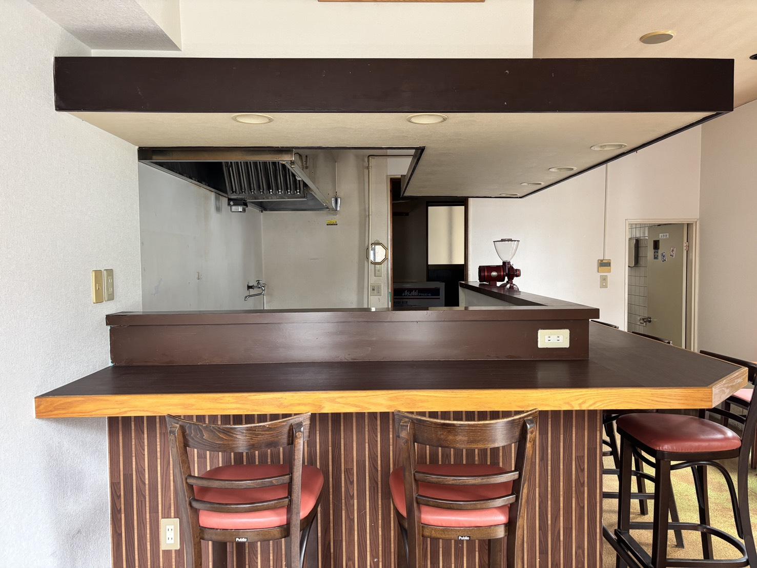 京都市左京区高野清水町132-11の賃貸物件/カウンターの奥に厨房、そのさらに奥にバックヤード。シンプルで使いやすそうな並びです。