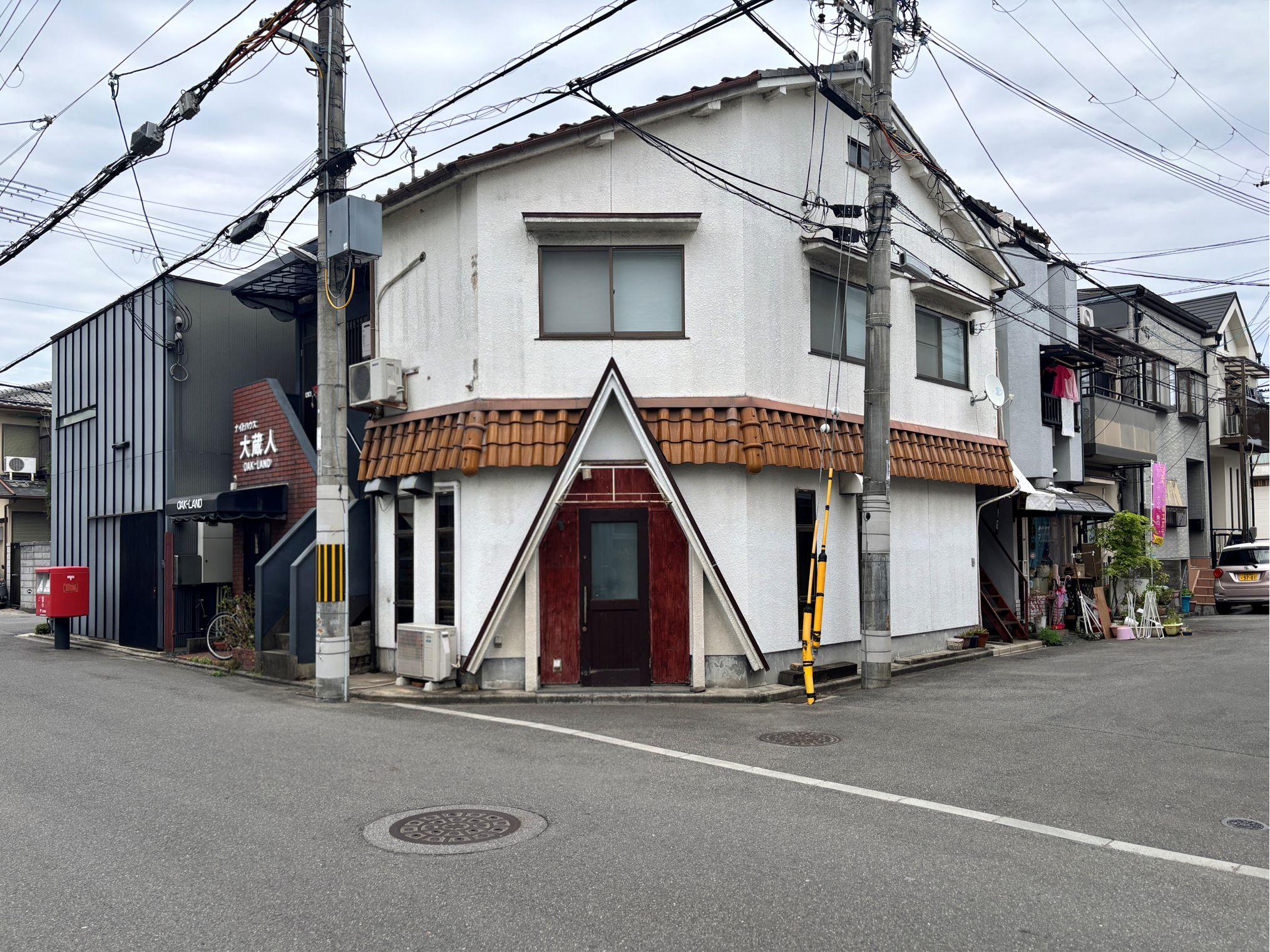 京都市左京区高野清水町132-11の賃貸物件/通りに対してしっかり開ける角地。三角のファサードが目印になります。