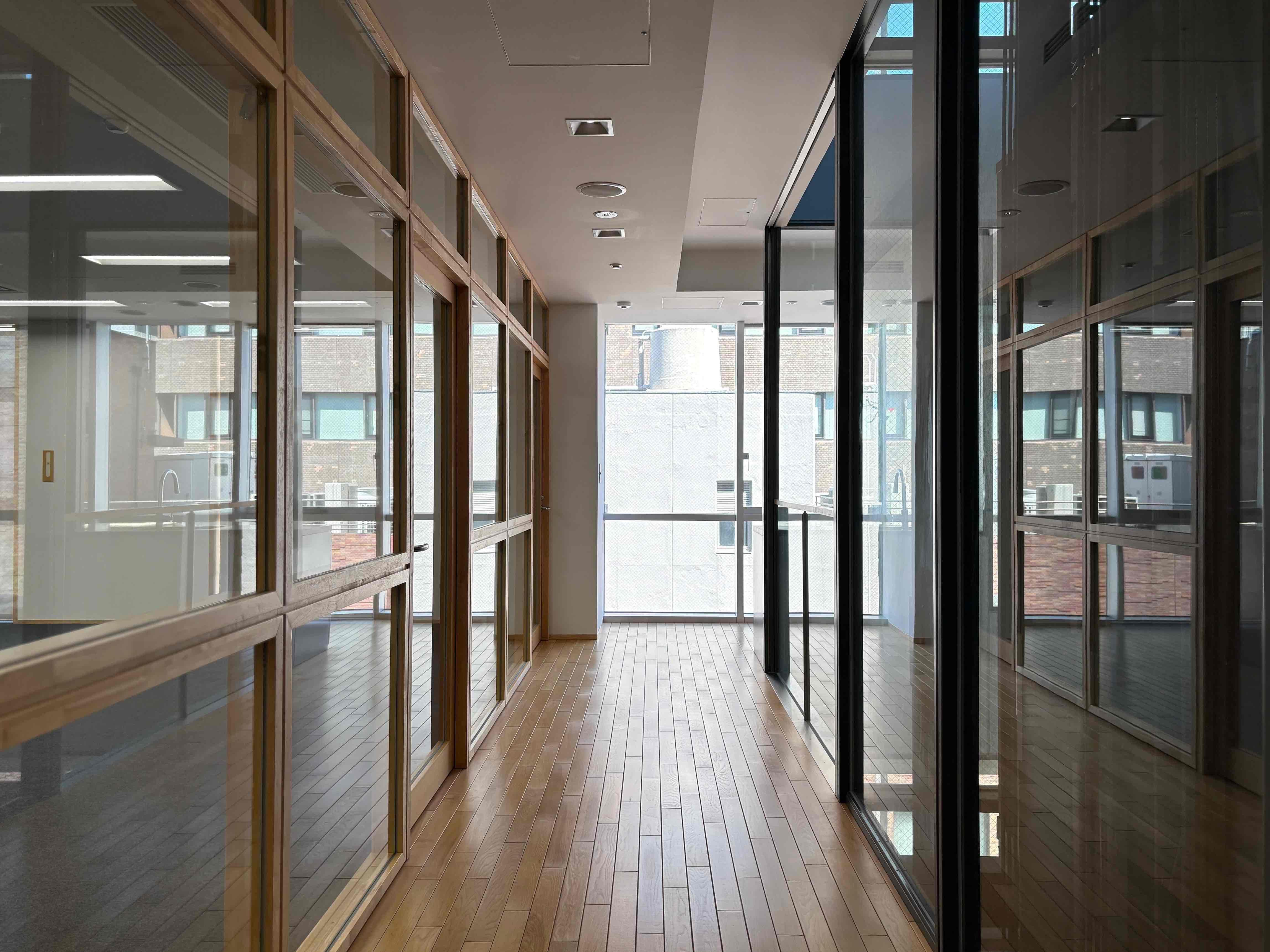 京都市中京区烏丸通四条上ル笋町688の賃貸物件/右に吹き抜けとエレベーター、左に今回の区画