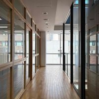 京都市中京区烏丸通四条上ル笋町688の賃貸物件/右に吹き抜けとエレベーター、左に今回の区画