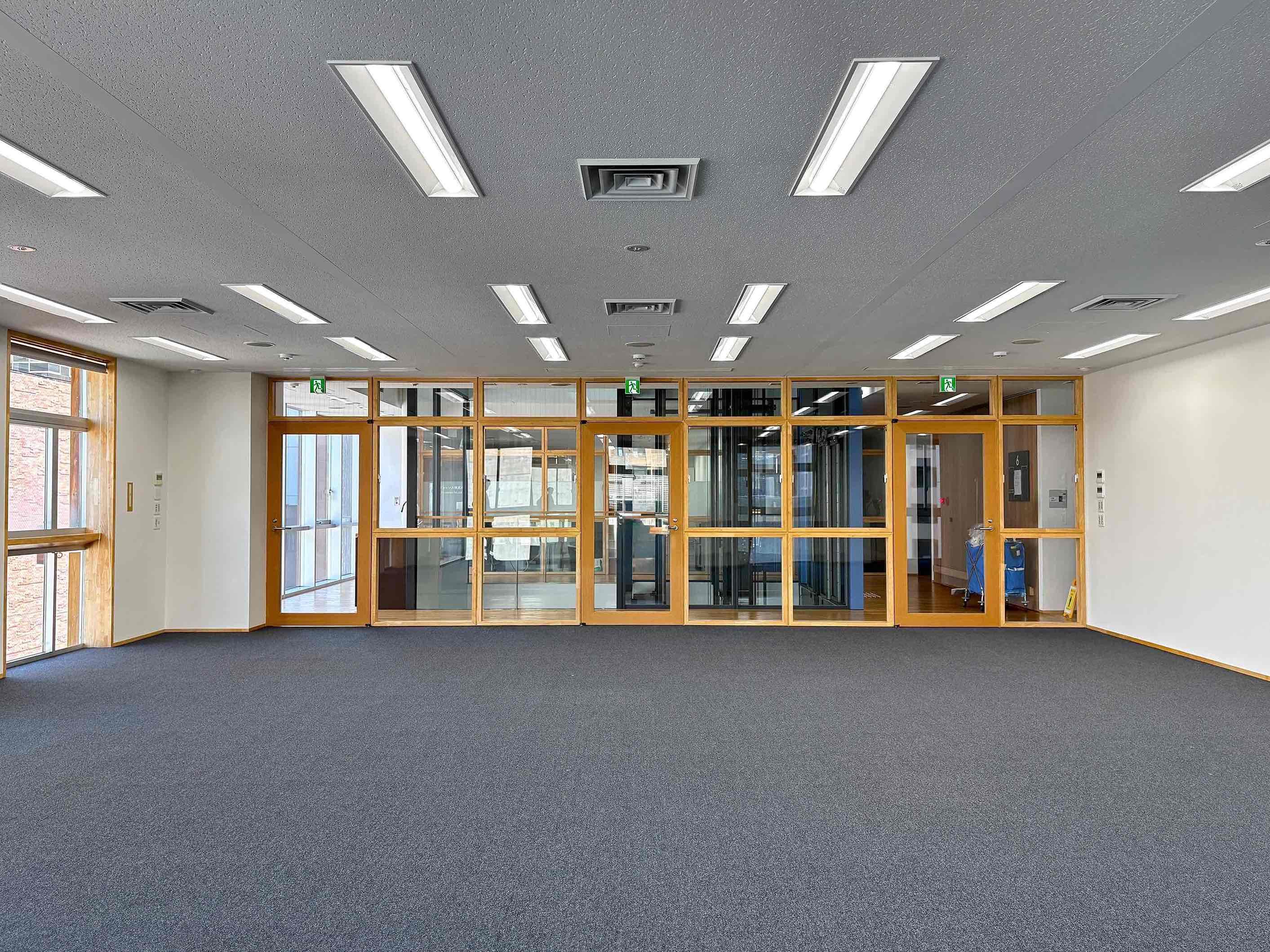 京都市中京区烏丸通四条上ル笋町688の賃貸物件/全面ガラス張り、そして共用部もシースルーになっていて外部の様子や空間の広がりを感じる