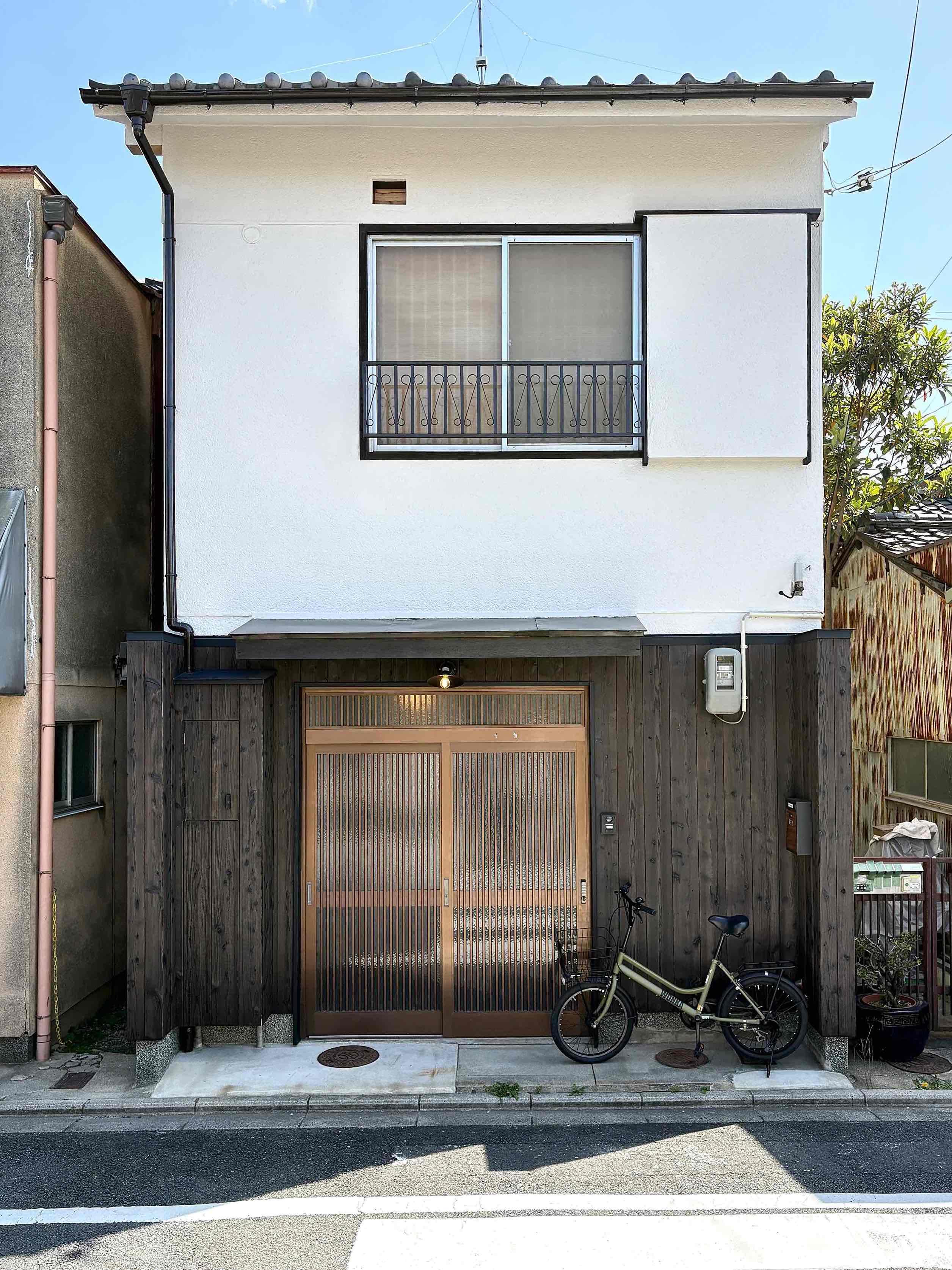 京都市北区紫竹高縄町の賃貸物件/良いコントラストの外観。玄関の自転車も使用可能。