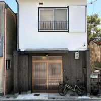 京都市北区紫竹高縄町の賃貸物件/良いコントラストの外観。玄関の自転車も使用可能。