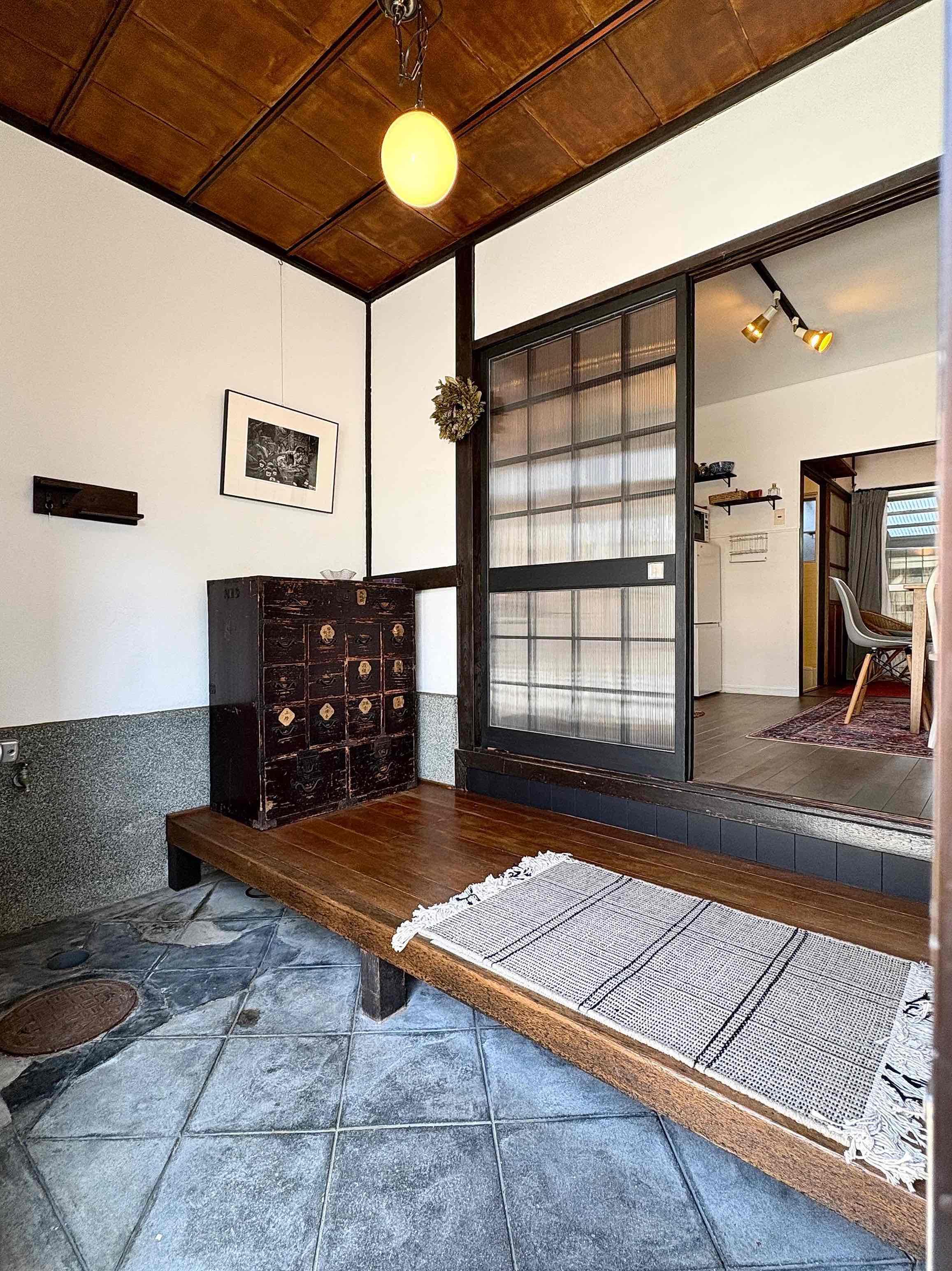 京都市北区紫竹高縄町の賃貸物件/広々とした玄関で荷解きが済んだらキャリーバッグはここにおいて置けそう。