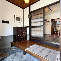 京都市北区紫竹高縄町の賃貸物件/広々とした玄関で荷解きが済んだらキャリーバッグはここにおいて置けそう。