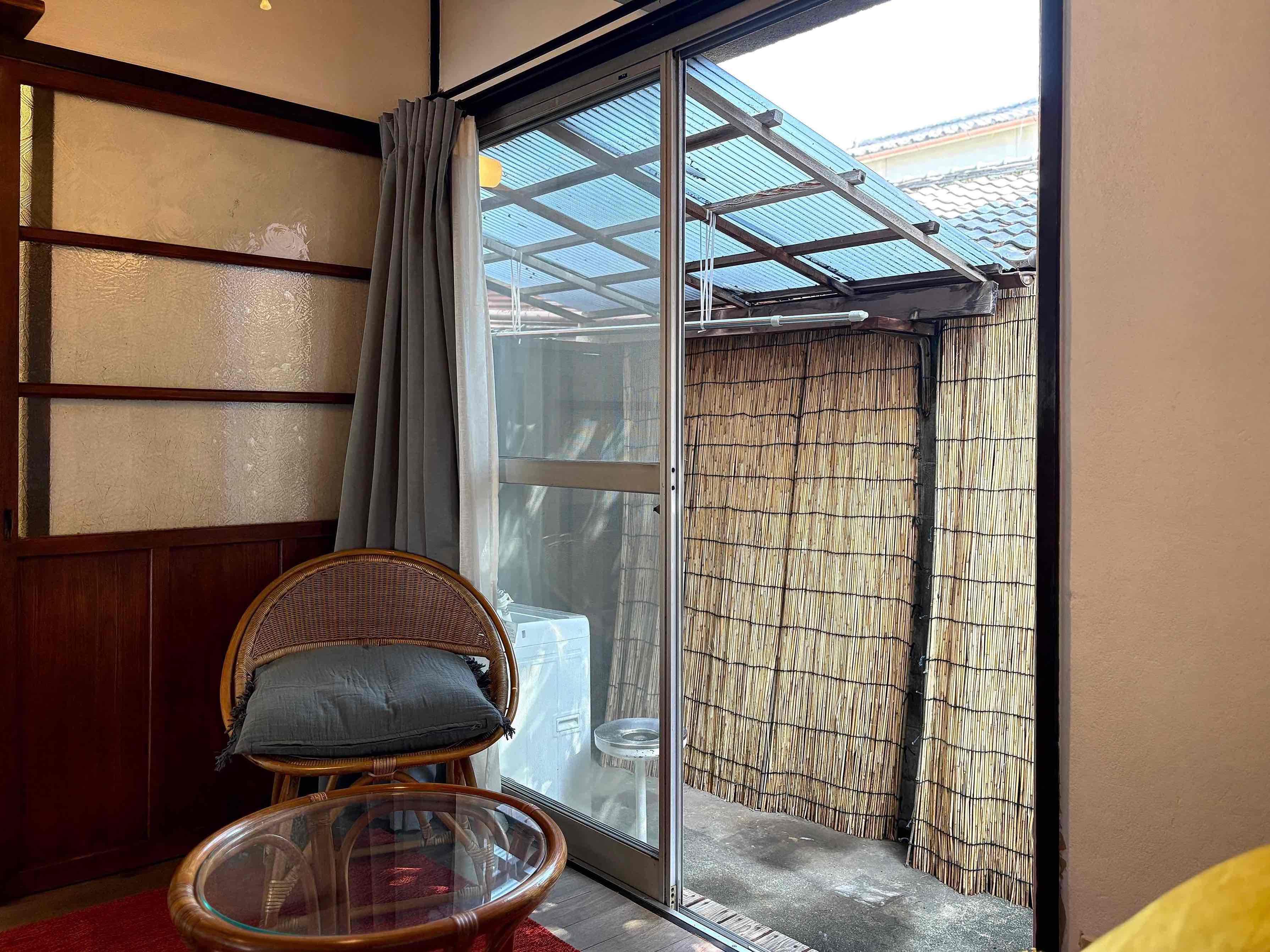 京都市北区紫竹高縄町の賃貸物件/つい腰掛けたくなる縁側。洗濯機は外置きです