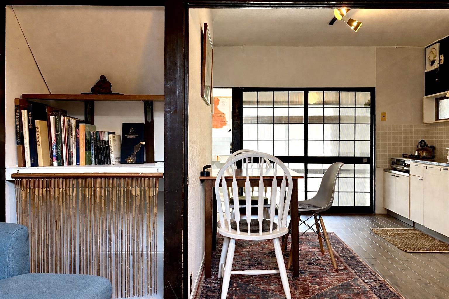 京都市北区紫竹高縄町の賃貸物件/ダイニングキッチンは明るい雰囲気で食事を楽しめそう