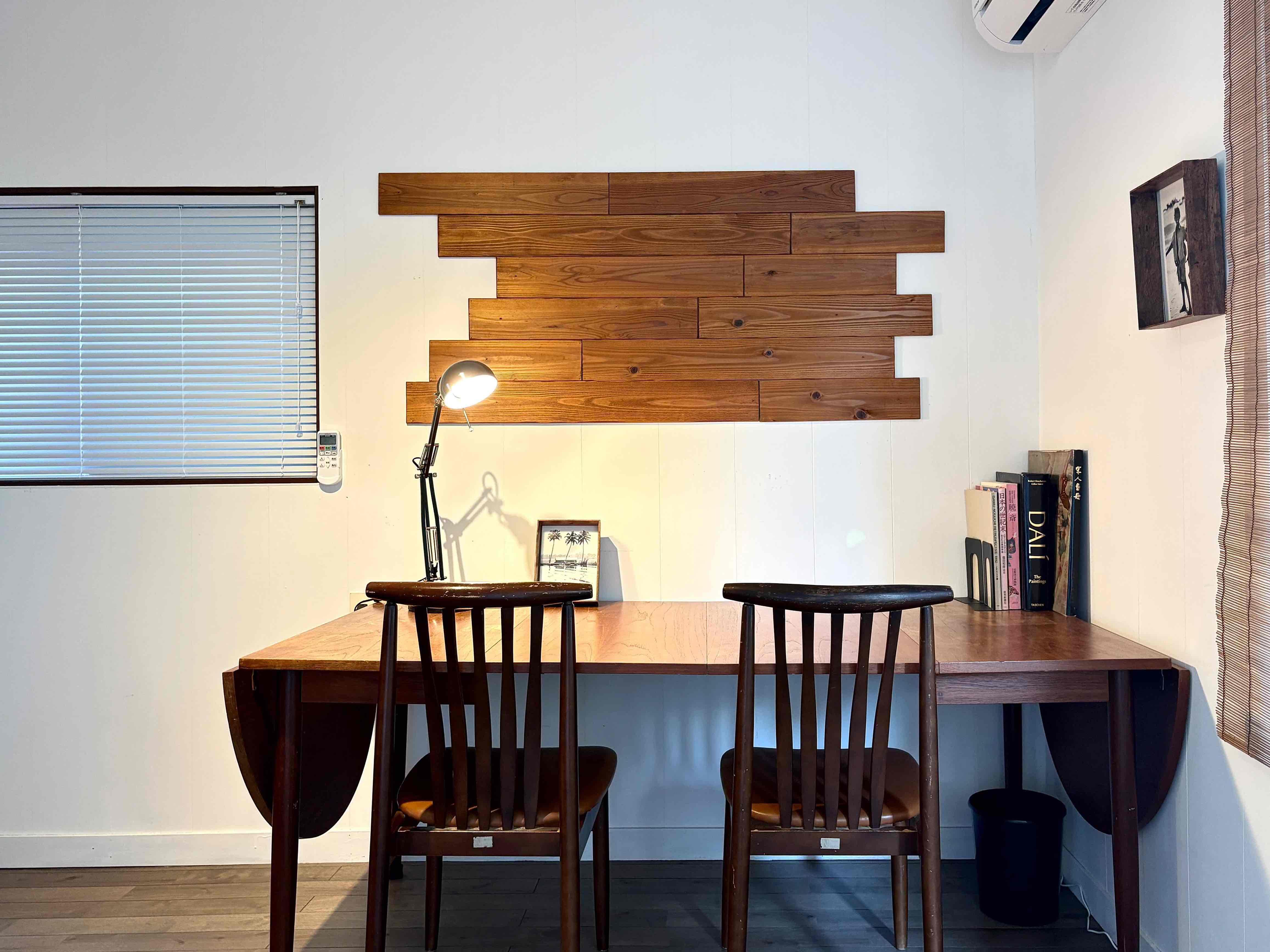 京都市北区紫竹高縄町の賃貸物件/2人並んで作業が出来るデスク。折りたたまれているので広げると便利