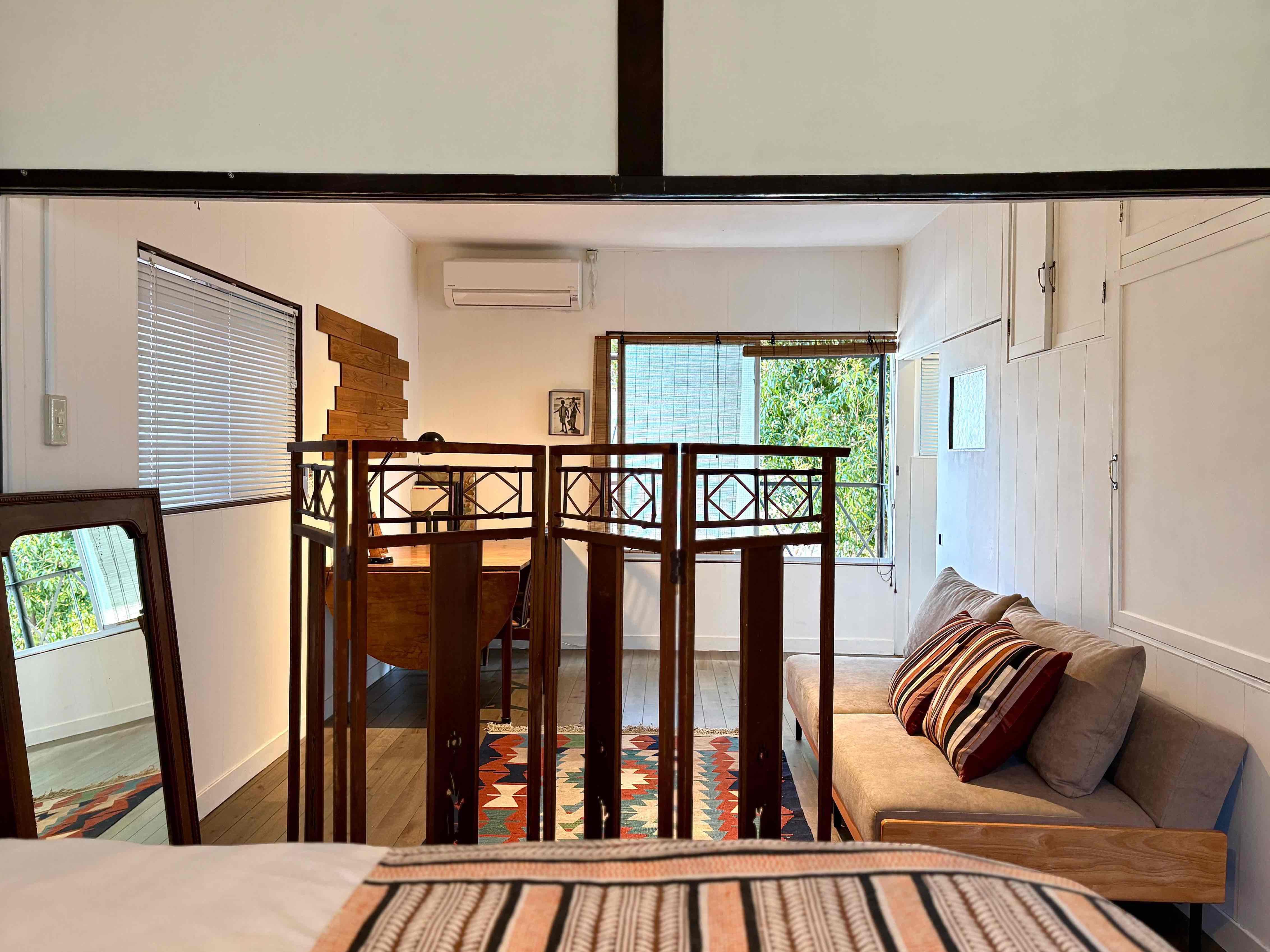 京都市北区紫竹高縄町の賃貸物件/窓の外には近隣の緑。素朴でちょっとした異国感もある空間