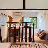 京都市北区紫竹高縄町の賃貸物件/窓の外には近隣の緑。素朴でちょっとした異国感もある空間