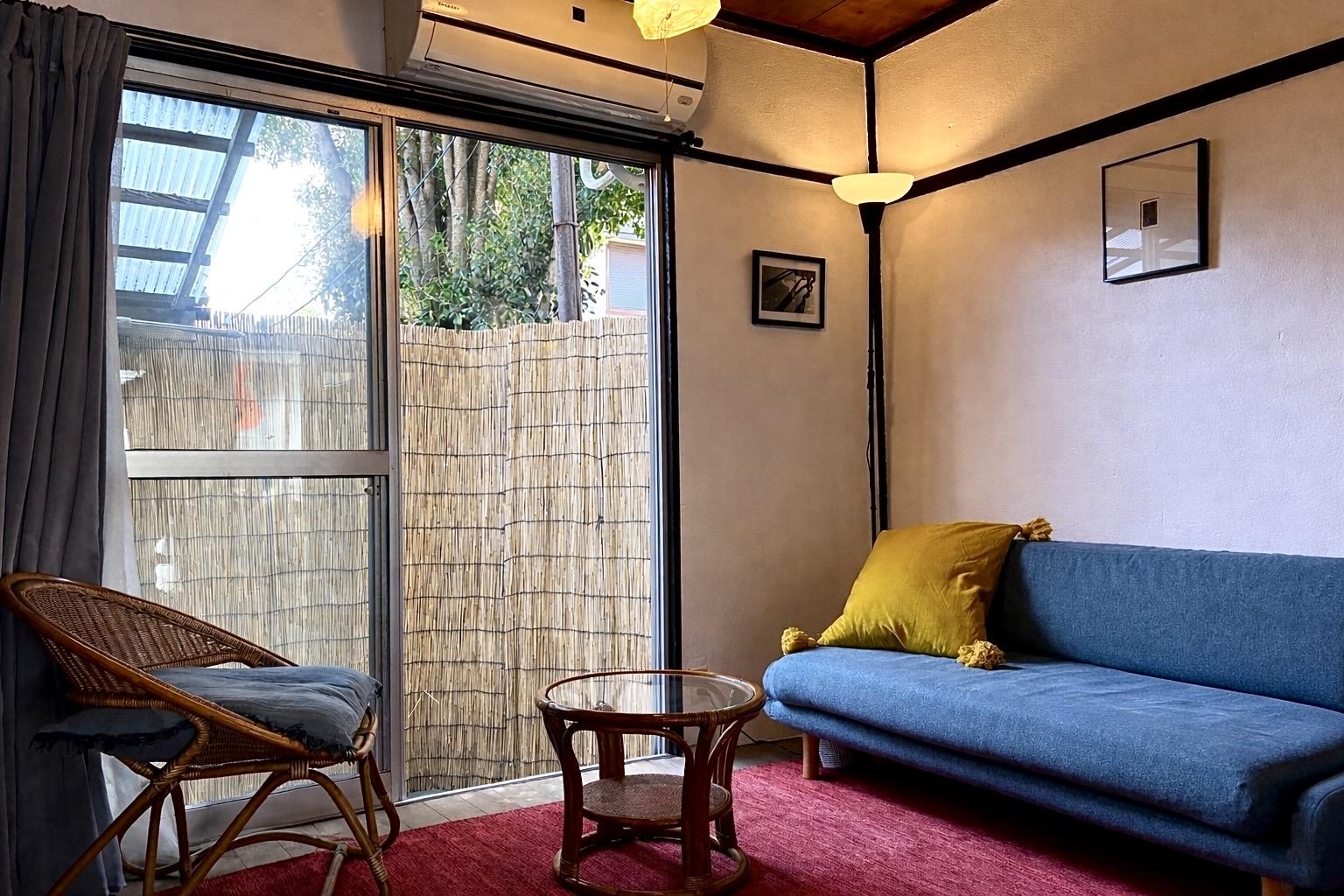 京都市北区紫竹高縄町の賃貸物件/ラタンチェアやガラス天板のローテーブルといった家具選びのセンスが素敵です