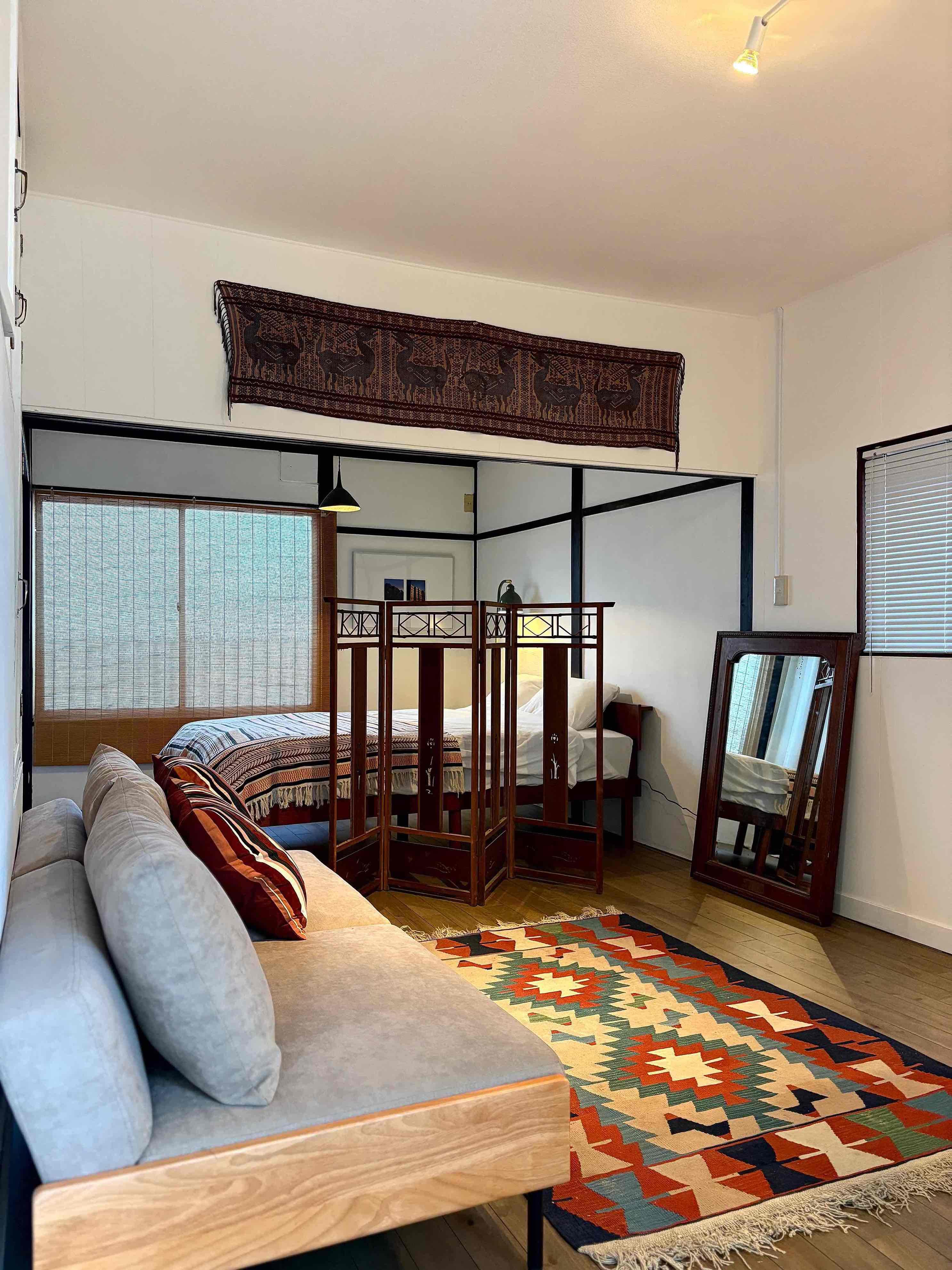 京都市北区紫竹高縄町の賃貸物件/ベッドでゴロゴロ、ソファでくつろぐ、デスクで作業と使い分けがしやすそう