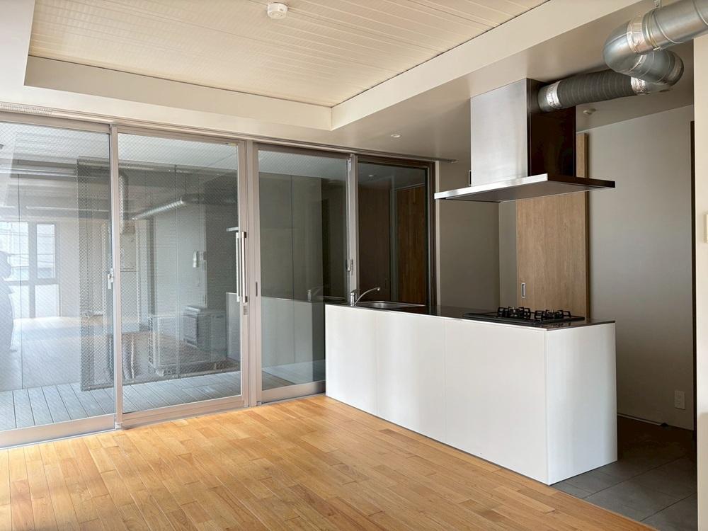 京都市下京区新町通五条下ル蛭子町107-3の賃貸物件/203号室｜キッチン真後ろにはパントリー
