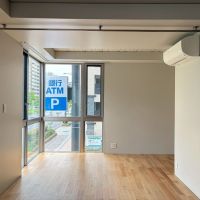 京都市下京区新町通五条下ル蛭子町107-3の賃貸物件/201号室(申込済)｜隣地のコンビニ看板が目に入る位置関係