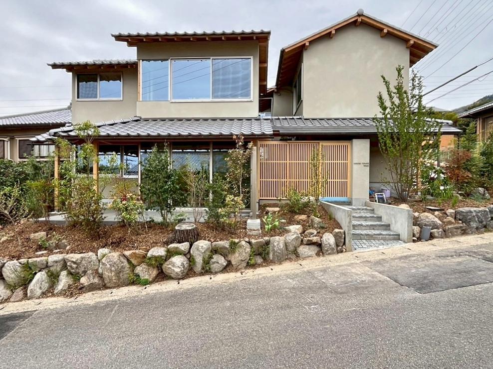 京都市左京区修学院檜峠町11-23の賃貸物件/周辺と調和する一見戸建のような小規模集合住宅。これから茂っていく植栽が楽しみ。