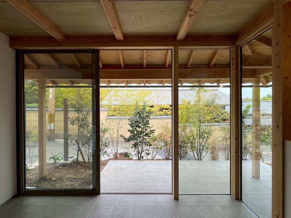 京都市左京区修学院檜峠町11-23の賃貸物件/A号室｜南側のためか、庇が長めに設計されている。（撮影時が曇天だったのがとても残念）