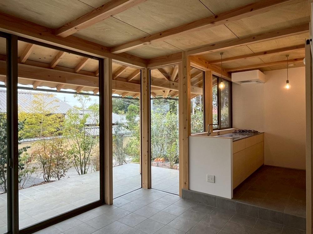 京都市左京区修学院檜峠町11-23の賃貸物件/A号室｜タイル張りの床とテラスが繋がるので気候が良い時はかなり気持ち良さそう