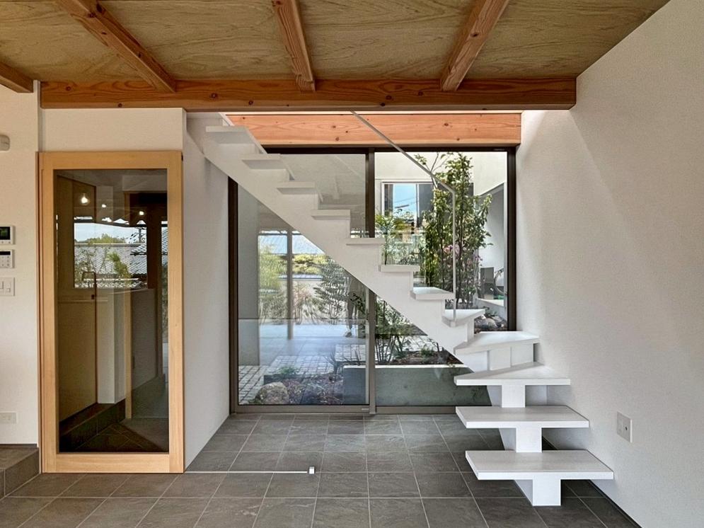 京都市左京区修学院檜峠町11-23の賃貸物件/A号室｜左のガラス戸の向こうは玄関。階段奥の掃出し窓を開ければ風が抜け、ほぼ外に居るような心地良さ