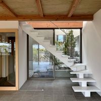 京都市左京区修学院檜峠町11-23の賃貸物件/A号室｜左のガラス戸の向こうは玄関。階段奥の掃出し窓を開ければ風が抜け、ほぼ外に居るような心地良さ