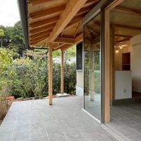 京都市左京区修学院檜峠町11-23の賃貸物件/A号室｜この立っている側に木製の塀が設置される。他2方は植栽にて目隠し。