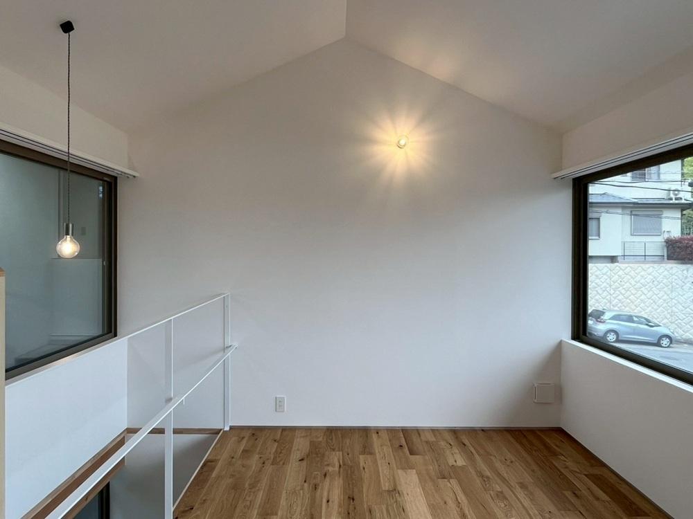 京都市左京区修学院檜峠町11-23の賃貸物件/A号室｜2階にも両サイドに窓。天高もあるので床面積の割に圧迫感はない。