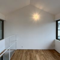 京都市左京区修学院檜峠町11-23の賃貸物件/A号室｜2階にも両サイドに窓。天高もあるので床面積の割に圧迫感はない。