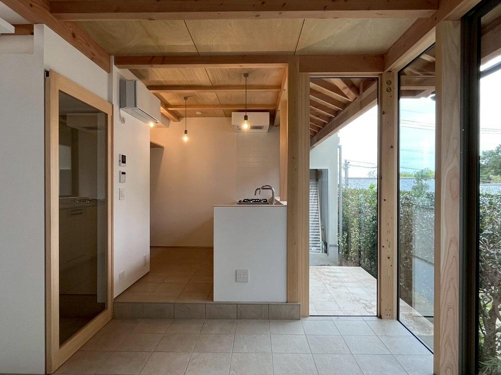 京都市左京区修学院檜峠町11-23の賃貸物件/B号室｜右奥に見えるテラスへは右側の掃出し窓から出て植栽の間を通って行くスタイル