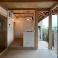 京都市左京区修学院檜峠町11-23の賃貸物件/B号室｜右奥に見えるテラスへは右側の掃出し窓から出て植栽の間を通って行くスタイル