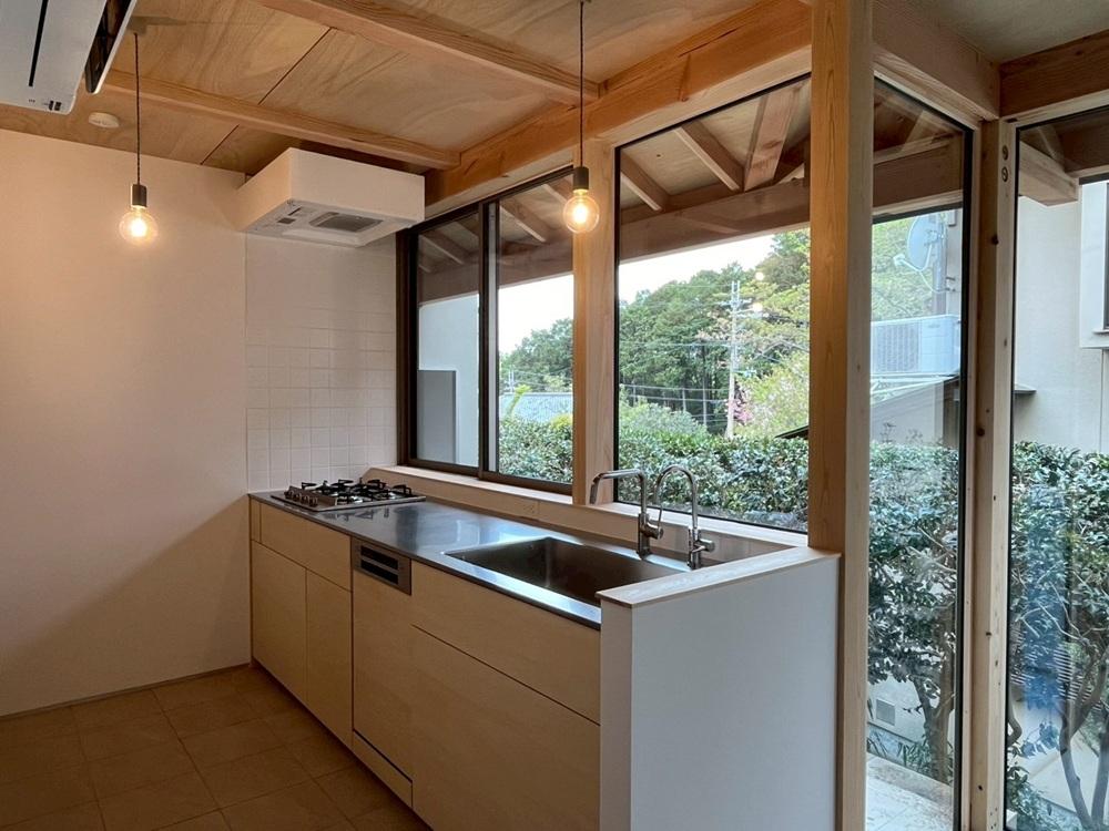 京都市左京区修学院檜峠町11-23の賃貸物件/B号室｜正面（西側）は隣家だけれど、ガラス面が広く視界は広がる