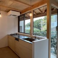 京都市左京区修学院檜峠町11-23の賃貸物件/B号室｜正面（西側）は隣家だけれど、ガラス面が広く視界は広がる