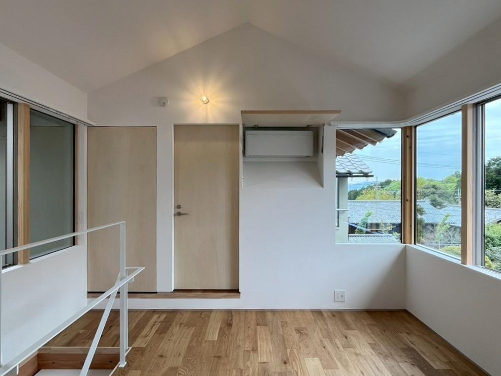 京都市左京区修学院檜峠町11-23の賃貸物件/B号室｜正面にエアコンが隠蔽してあります。使用時はこの様に板を持ち上げる。