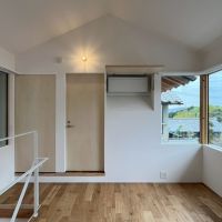 京都市左京区修学院檜峠町11-23の賃貸物件/B号室｜正面にエアコンが隠蔽してあります。使用時はこの様に板を持ち上げる。