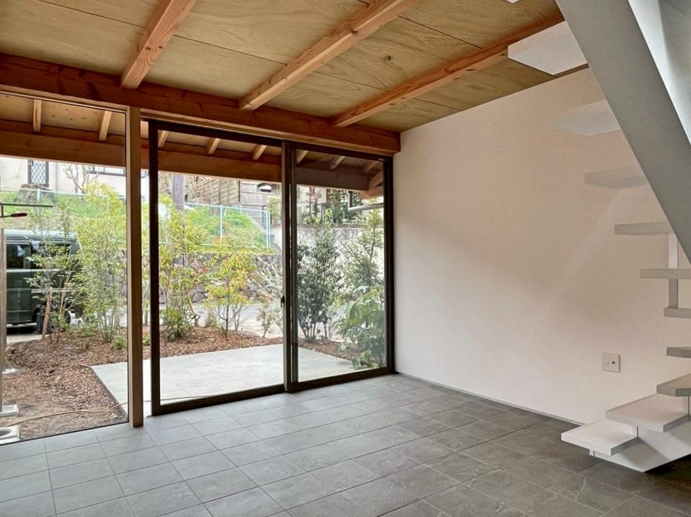 京都市左京区修学院檜峠町11-23の賃貸物件/C号室｜もう少し植栽が育つと目隠しになる想定。