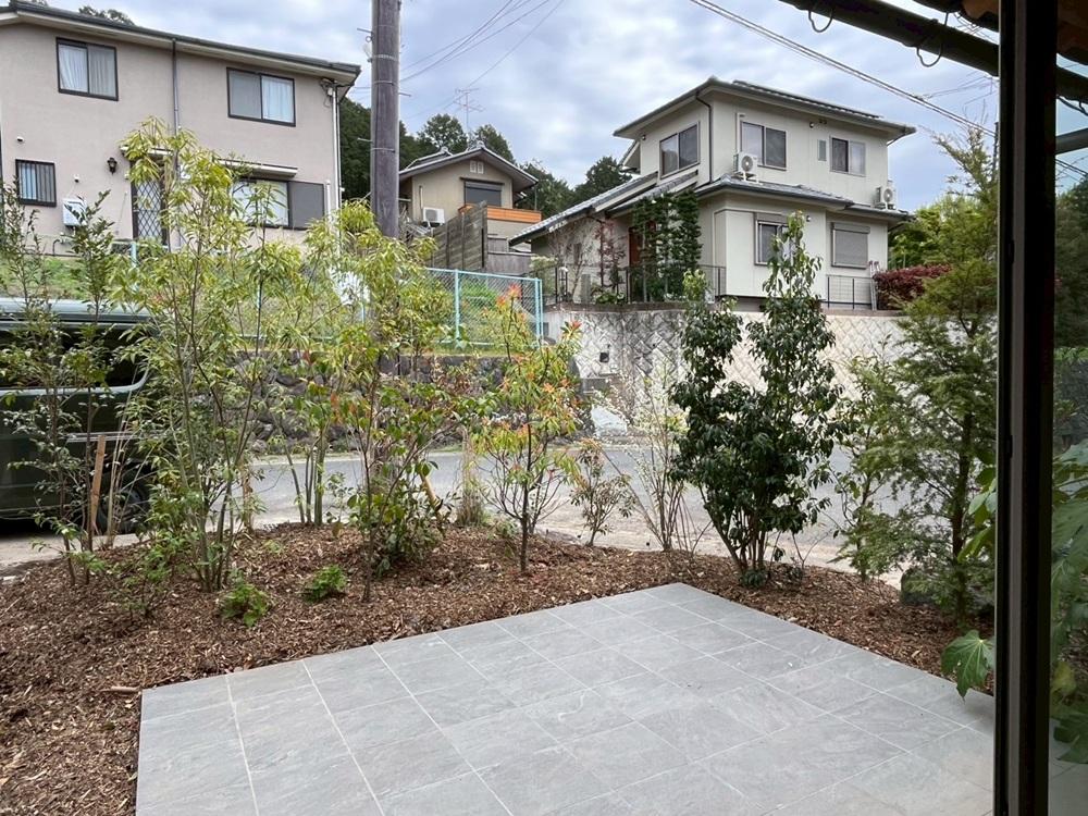 京都市左京区修学院檜峠町11-23の賃貸物件/C号室｜駐車場から直接出入り可能なドアが設置される。駐輪はこの中にお願いします。