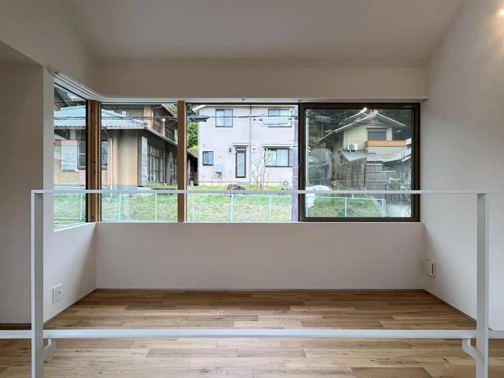 京都市左京区修学院檜峠町11-23の賃貸物件/C号室｜正面（東側）は道路を挟んで隣家がある。ただ然程目線は気にならなさそう。