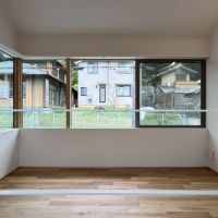 京都市左京区修学院檜峠町11-23の賃貸物件/C号室｜正面（東側）は道路を挟んで隣家がある。ただ然程目線は気にならなさそう。