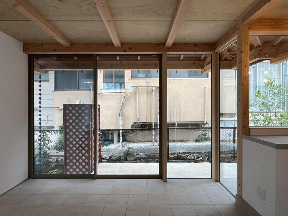 京都市左京区修学院檜峠町11-23の賃貸物件/D号室｜この区画はアトリエやオフィスとしても利用可能。正面（北側）には隣家。