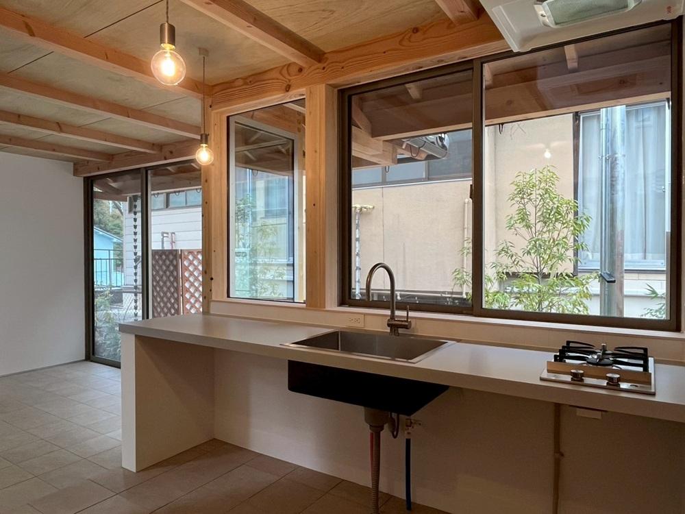 京都市左京区修学院檜峠町11-23の賃貸物件/D号室｜シンプルなキッチンには2口ガスコンロ。背面に収納棚と冷蔵庫置き場